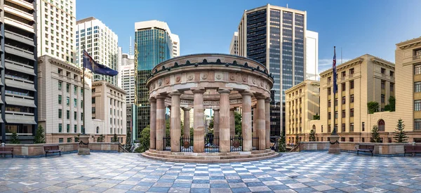 Plac ANZAC i pomnik wojenny położone między Ann Street i Adelaide Street. — Zdjęcie stockowe