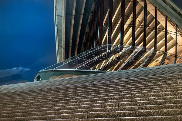Detail der Treppe und des Eingangs des Opernhauses bei Nacht, Sydney. — Stockfoto