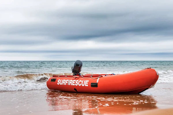 Surf Rescue boat en la playa de Burnie, Tasmania — Foto de Stock