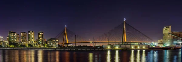 Exposição noturna da Ponte Anzac retirada do terminal de cruzeiros de White Bay em Sydney, Austrália — Fotografia de Stock