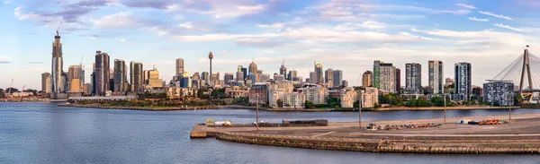 Sydney, Avustralya 'daki White Bay gemi terminalinde şehir manzarası manzarası.
