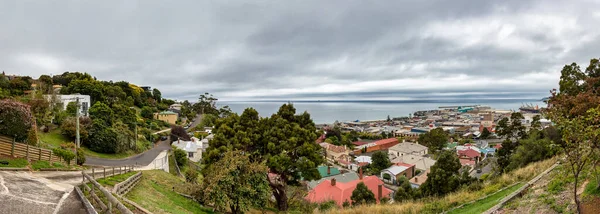 Vista panorámica del centro de la ciudad y el puerto de Burnie, Tasmania sobre un cielo dramático, Australia —  Fotos de Stock