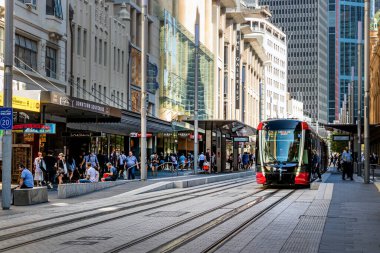 Tramvay hattı 2, George Caddesi 'ni Sidney şehir merkezine park etti..