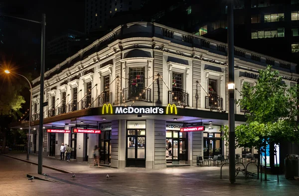 O restaurante Mc Donald na estação Circular Quay à noite, Sydney . — Fotografia de Stock