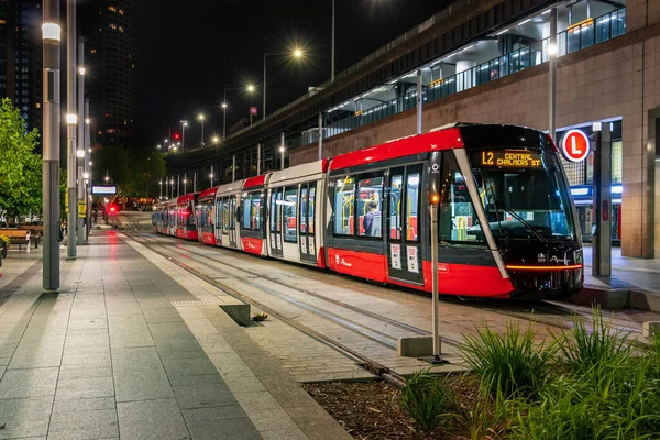 Le tramway de la ligne 2 stationné à la station Circular Quay à Sydney la nuit, Australie . — Photo