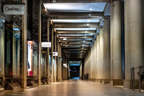 Obchodní ulice s obchody na Opera Quays v noci bez lidí, Sydney. — Stock fotografie