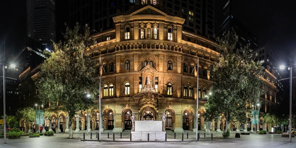 Panorama du bâtiment du bureau de poste général à Martin Place la nuit à Sydney, Australie . — Photo