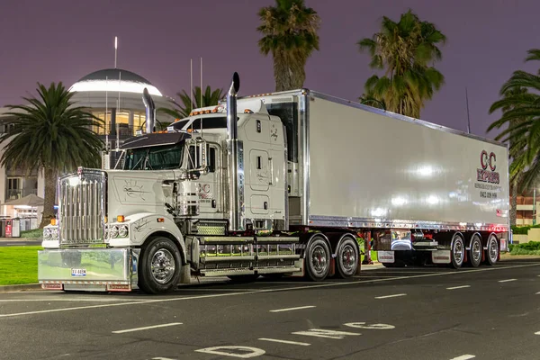 Geceleri Melbourne 'daki Cruise Terminali' ne park etmiş bir Kenworth kamyonu..