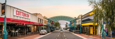 Burnie, Tazmanya 'nın ticari merkezindeki Cattley Caddesi' nin panoramik manzarası..