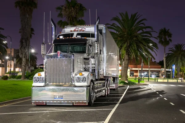 Geceleri Melbourne 'daki Cruise Terminali' ne park etmiş bir Kenworth kamyonu..