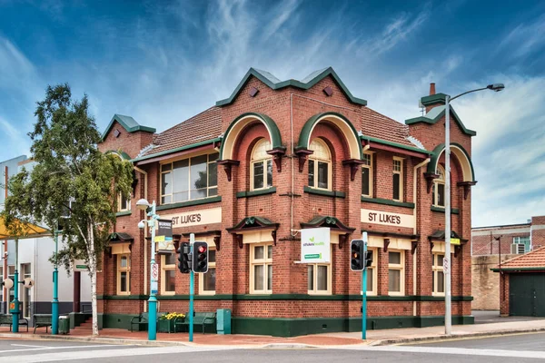 En traditionell byggnad i ett hörn av centrum i Burnie, Tasmanien, Australien. — Stockfoto