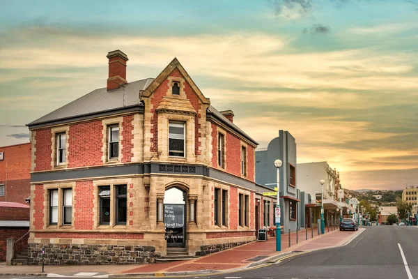 Traditionell byggnad på Cattley St och Marine St i centrum av Burnie, Tasmanien. — Stockfoto