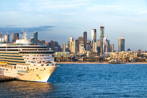 Un crucero Costa Deliziosa atracado en el puerto de Melbourn, Australia . — Foto de Stock