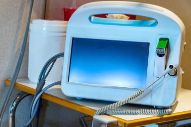 Hayati belirtileri olan taşınabilir bir monitörü kapat