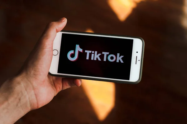 04.2020, Moskau: Männliche Hand hält ein Smartphone auf dem Bildschirm, auf dem das Applikationslogo Tik Tok zu sehen ist — Stockbild 2020 Moskau Männliche Hand Hält Ein Smartphone Auf Dem Bildschirm — Stockfoto
