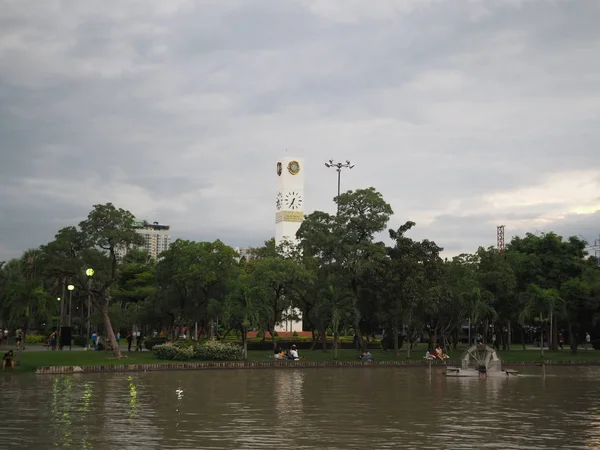 Bangkok Thailand Augustus 2019 Chatuchak Park Nabij Klokkentoren Zitten Avonds — Stockfoto
