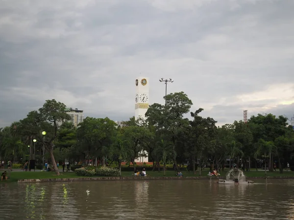 Bangkok Thailand August 2019 Chatuchak Park Clock Tower People Sitting — Stock Photo, Image