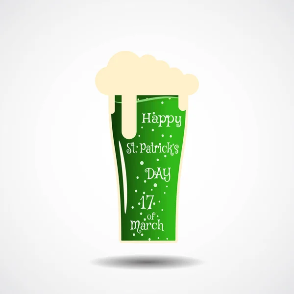 Happy St. Patrick's Day affiche vectorielle sur le fond gris dégradé avec ombre et verre de bière . — Image vectorielle