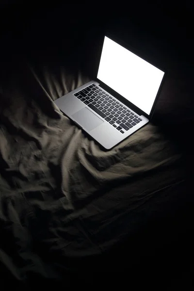 Laptopie w łóżku. Noc w domu pracy koncepcja obraz z copyspac — Zdjęcie stockowe