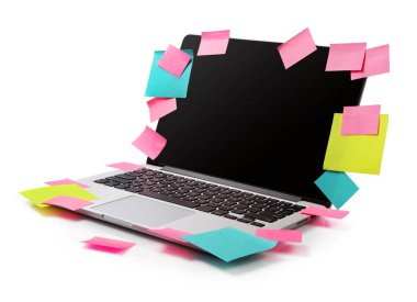 Laptop renkli yapışkan notlar hatırlatacak tam görüntüsünü