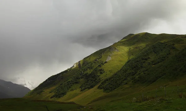 Immagine di altopiani verdi paesaggio con nuvole grigie Fotografia Stock