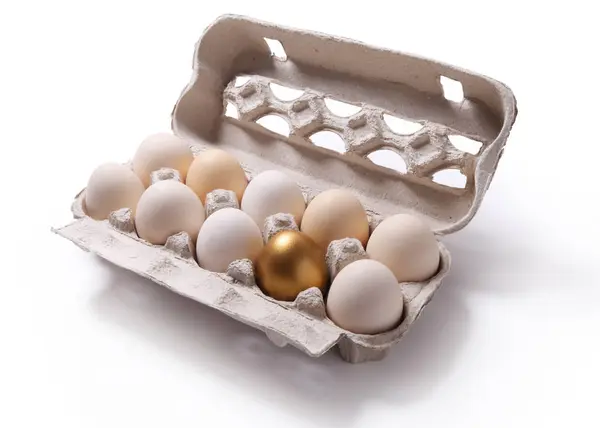 形象的鸡蛋和一个金黄色的蛋上孤立的纸板盒 — 图库照片