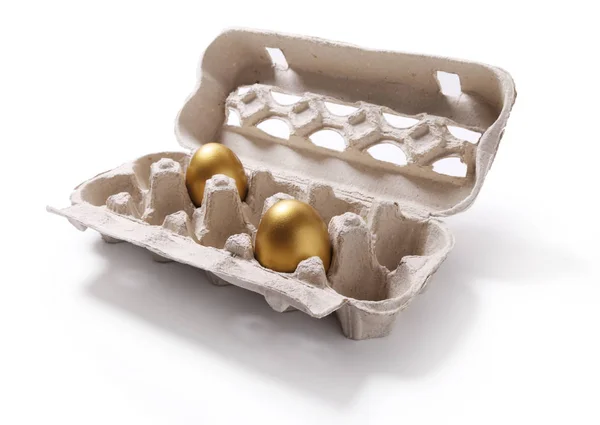 Εικόνα του cafdboard πλαισίου με δύο χρυσά αυγά που απομονώνονται σε λευκό ΒΑ — Φωτογραφία Αρχείου