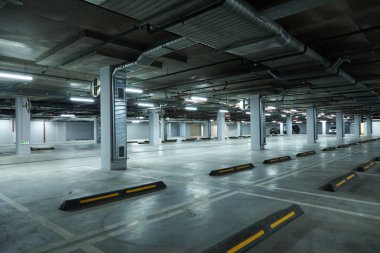Boş yeraltı otoparkının yatay görüntüsü