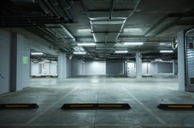 Boş yeraltı otoparkının yatay görüntüsü