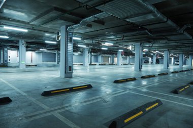 Karanlık yeraltı otoparkının yatay görüntüsü
