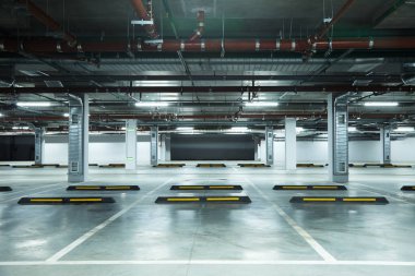 Boş yeraltı otoparkının yatay görüntüsü