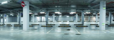 Yeni temiz yeraltı otoparkının panoramik görüntüsü