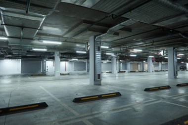 Boş yeraltı otoparkının yatay görüntüsü
