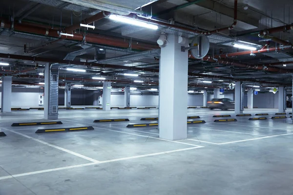 Imagen horizontal del estacionamiento subterráneo —  Fotos de Stock