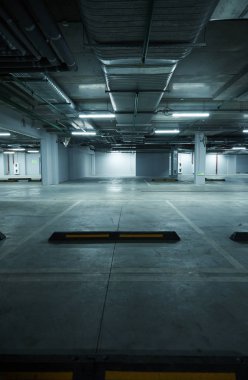 Boş yeraltı otoparkının dikey görüntüsü