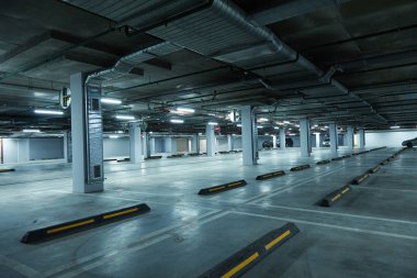 Boş yeraltı otoparkının yatay görüntüsü