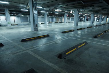 Boş yeraltı otoparkının yatay görüntüsü