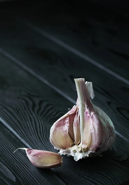 Vertical Image Garlic Black Wooden Background Copyspace — Stock Photo, Image