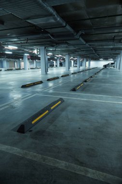 Boş yeraltı otoparkının dikey görüntüsü