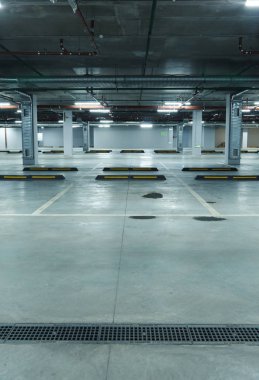 Boş yeraltı otoparkının dikey görüntüsü