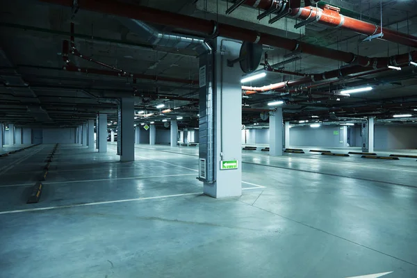 Vodorovný obraz prázdného podzemního parkoviště — Stock fotografie