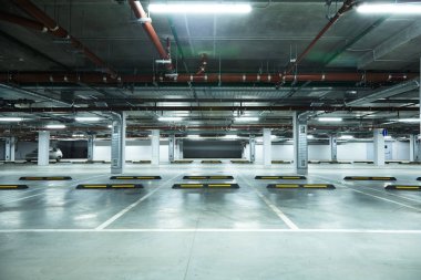 Boş yeraltı otoparkının yatay görüntüsü