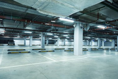 Boş yeraltı otoparkının yatay görüntüsü