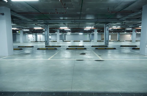 Imagen horizontal del estacionamiento subterráneo vacío —  Fotos de Stock