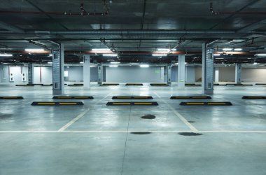 Boş yeraltı otoparkının yatay görüntüsü