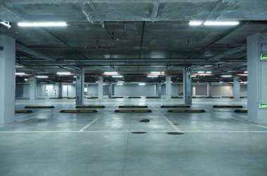 Boş yeraltı otoparkının yatay görüntüsü