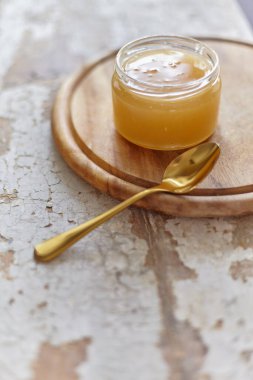 Bal kavanozu eski ahşap masada. Kopya alanı olan üst taraf görünümü. Seçici odak