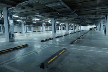 Boş yeraltı otoparkının yatay görüntüsü