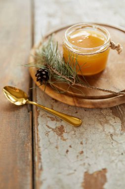 Bal kavanozu eski ahşap masada. Kopya alanı olan üst taraf görünümü. Seçici odak