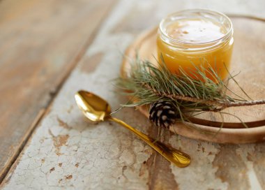 Bal kavanozu eski ahşap masada. Kopya alanı olan üst taraf görünümü. Seçici odak